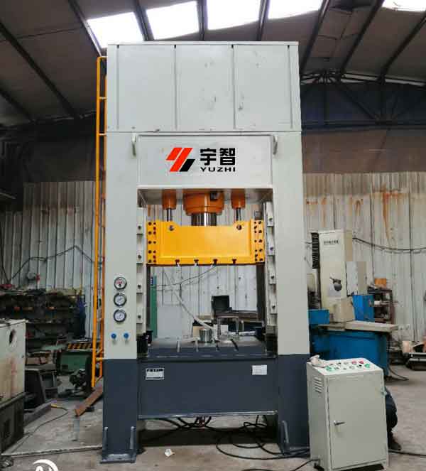 200噸框架式液壓機客戶安裝現場圖