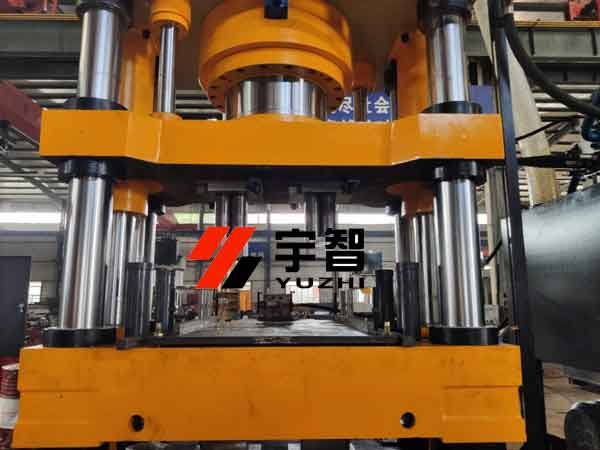 牛羊舔磚液壓機局部細節圖